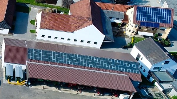 Dachansicht von Gebäuden mit Solarpaneelen